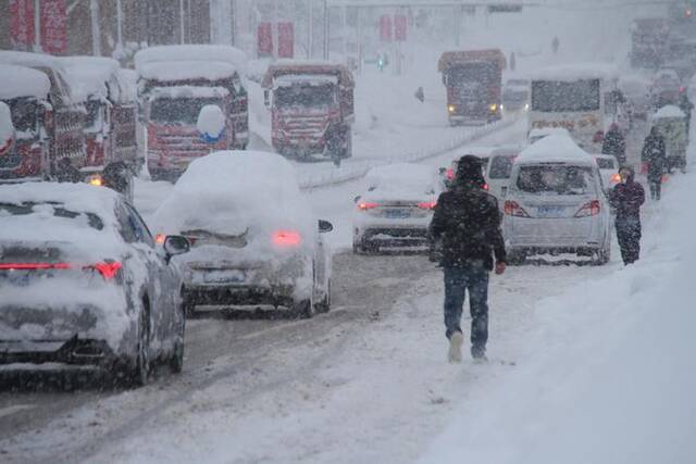 2023年12月22日，山东威海，积雪厚度超过70厘米，市民出行艰难。