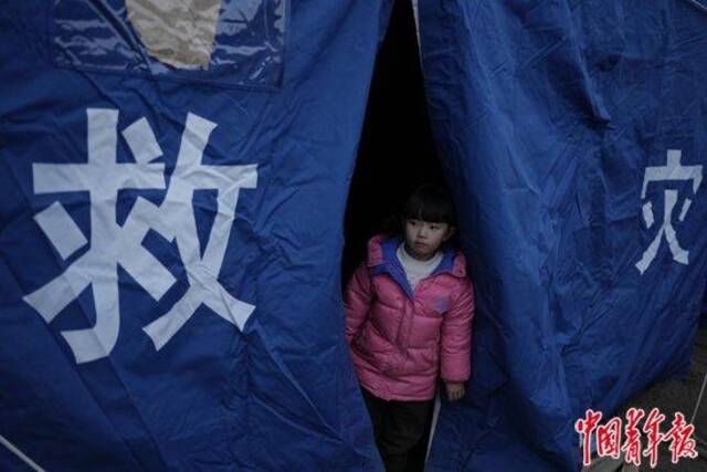 经历地震的积石山寄宿学校：女生拍醒全部舍友 老师围圈守护孩子