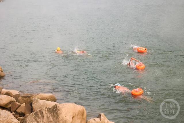 《温塘峡的冬泳比赛》组图七李继洪何静蹇骞周强伟摄于北碚温塘峡