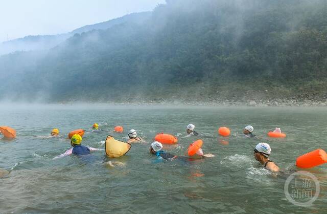 《温塘峡的冬泳比赛》组图十李继洪何静蹇骞周强伟摄于北碚温塘峡