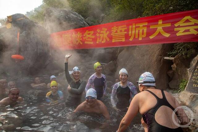 《温塘峡的冬泳比赛》组图四李继洪何静蹇骞周强伟摄于北碚温塘峡