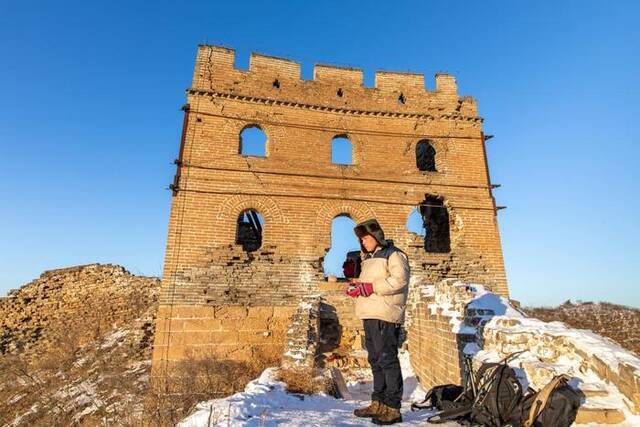 崔海明用无人机拍摄长城雪景。（受访者供图）