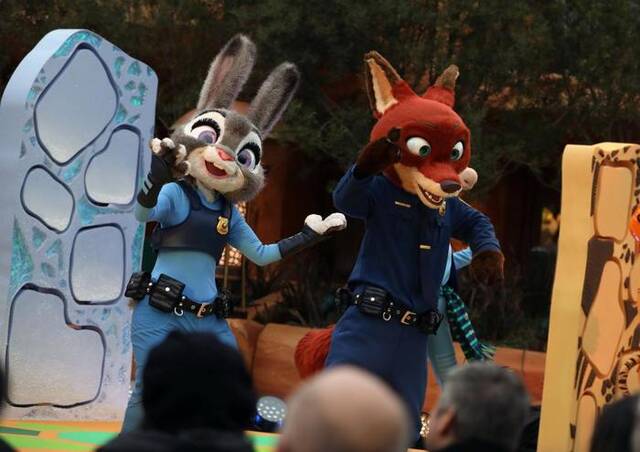 12月19日，在上海迪士尼乐园“疯狂动物城”开“城”仪式上，“狐狸尼克”和“兔子警官朱迪”亮相。新华社记者刘颖摄