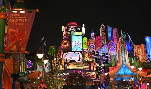 12月19日晚拍摄的上海迪士尼乐园“疯狂动物城”园区。新华社记者刘颖摄