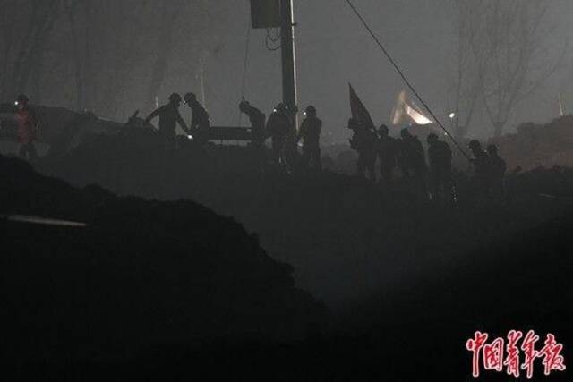 12月21日晚，青海省海东市民和县中川乡金田村，救援人员陆续从淤泥中搜寻到多名失联人员的遗体。