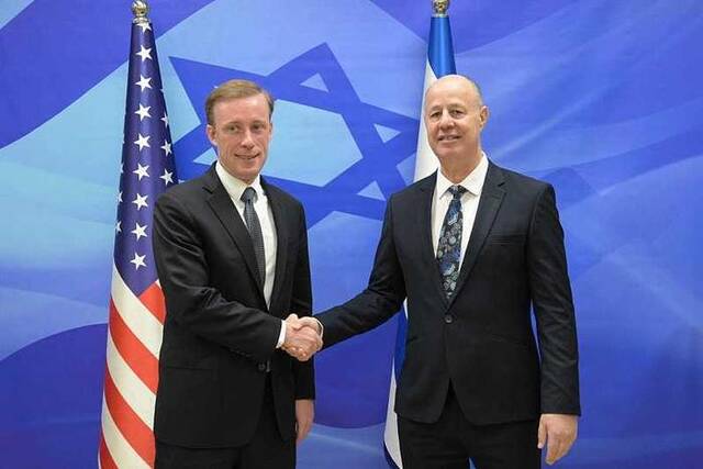 当地时间1月19日，耶路撒冷，美国国家安全顾问沙利文会见以色列国家安全委员会主席哈内格比（右）图自视觉中国
