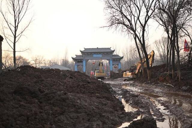 这是12月21日在青海省海东市民和县中川乡草滩村拍摄的砂涌处置现场。新华社记者张龙摄
