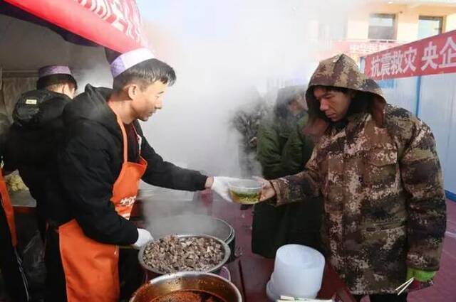 热气腾腾的饺子和拉面……地震灾区的一幕幕打湿了眼眶