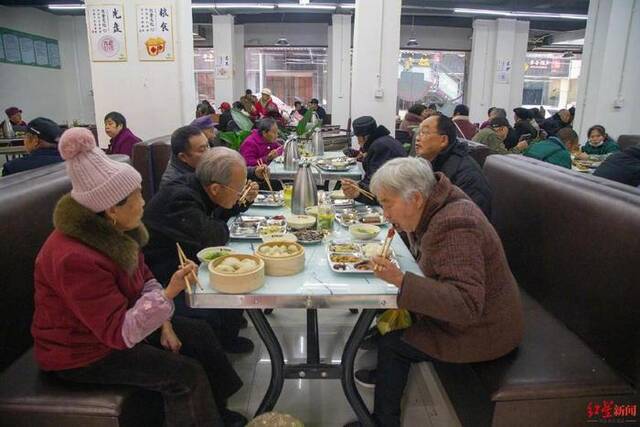 ▲老人们在供销社惠民大食堂就餐