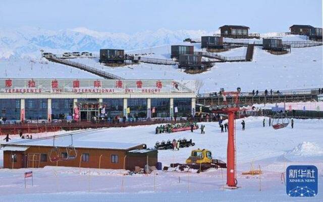 ↑随着新雪季的到来，那拉提国际滑雪场迎来众多游客（（12月21日摄）。