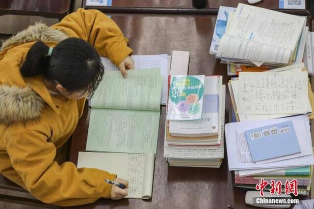 资料图：一位考研学生在南昌大学图书馆的自习室内复习备考。刘力鑫摄