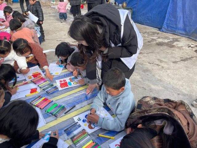 冯小霞正在指导孩子们画画。新华社记者程楠摄