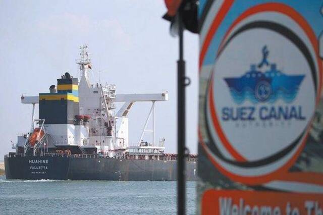 红海地区局势持续紧张令不少国际航运企业改变航线。图为一艘货轮通过苏伊士运河。（视觉中国）