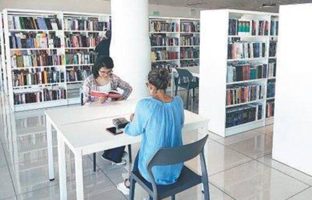 当地民众在中国援萨尔瓦多国家图书馆内阅读。叶鹏摄