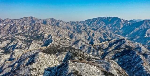 这是2023年12月18日拍摄的雪后北京八达岭长城（无人机照片）。新华社发（刘宇摄）