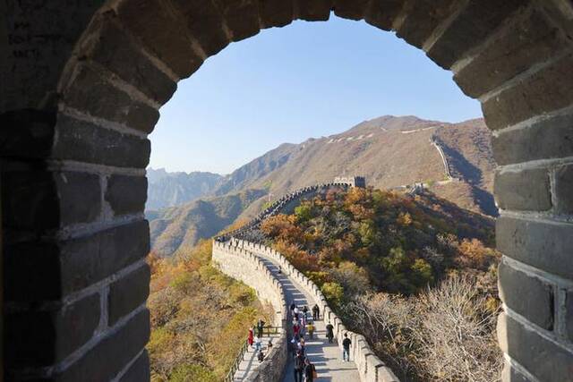 2023年10月26日，游客在北京慕田峪长城游览。新华社记者邢广利摄