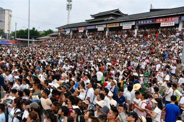 今年夏天的村超盛况（图源：新华社）