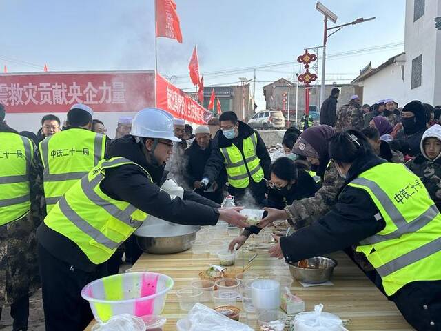 中铁二十一局建设者在冬至这天为受灾群众提供饺子