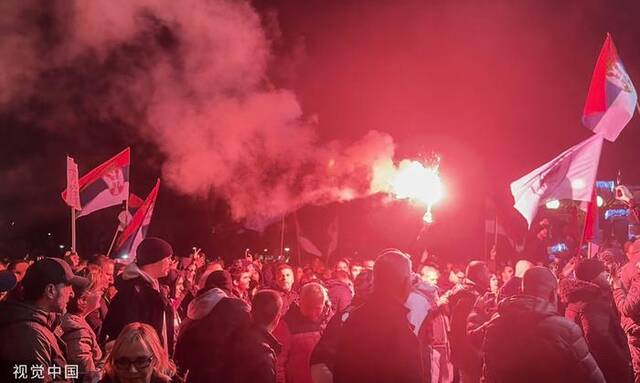 超千名示威者试图闯入政府大楼，塞尔维亚总统武契奇：颜色革命未遂