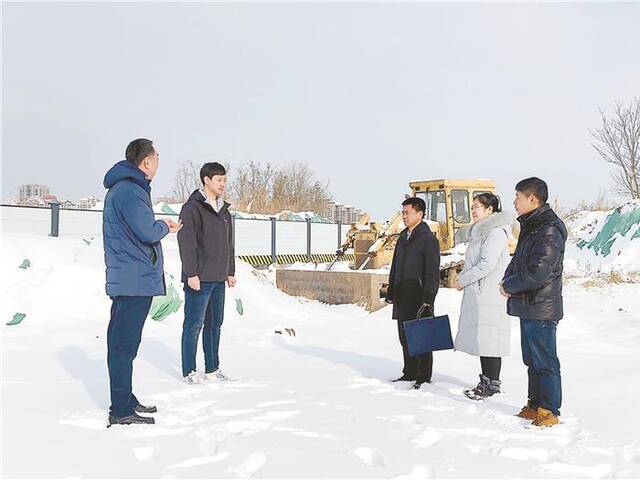 图为近日，天津市津南区委巡察办干部在双港镇芦庄子村就拆迁情况进行回访。本报记者吕佳蓉摄