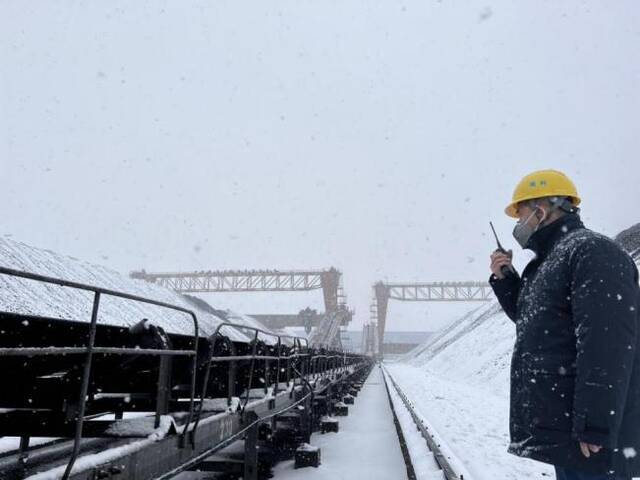 华能长春热电厂员工在风雪中认真确保接卸环节工作