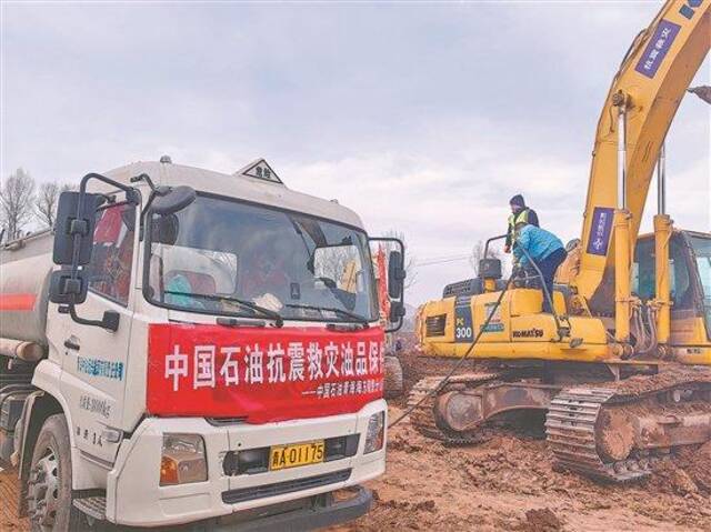 中国石油流动加油车为在青海省海东市民和县中川乡救援的车辆加油。
