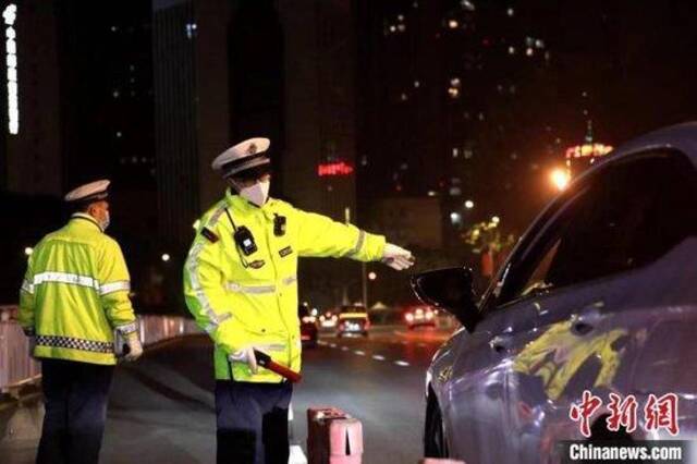 资料图：交警在春节期间查车