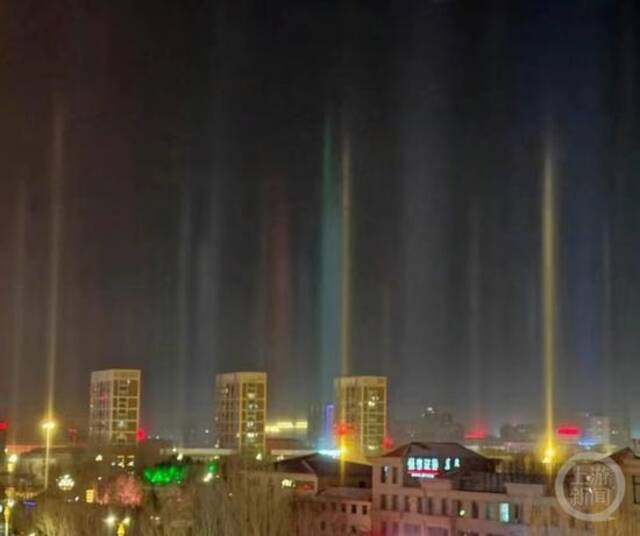 当地网友拍摄的七彩光柱奇观。图片来源/网络图