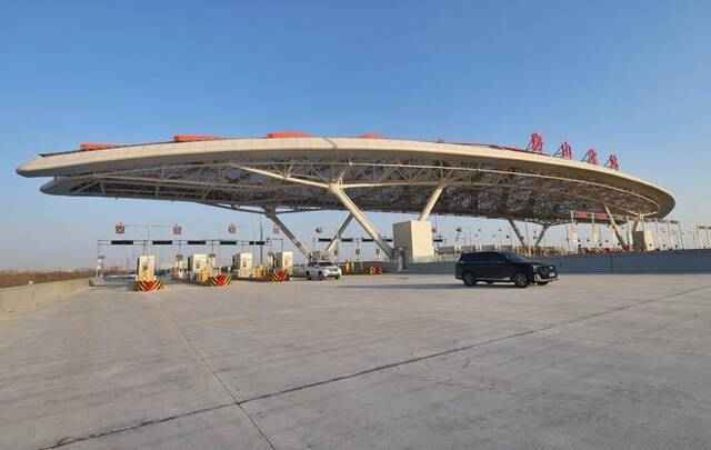 12月27日，北京市首座陆地高架桥主线收费站——京雄高速上新建设的房山北站。新京报记者王贵彬摄