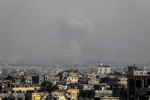 ▲当地时间2023年12月27日，加沙地带汗尤尼斯，以军持续袭击，城市上空浓烟滚滚。图/ICphoto