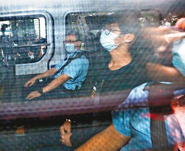 去年10月，钟翰林乘坐警车被押解上法院提讯图：香港大公报