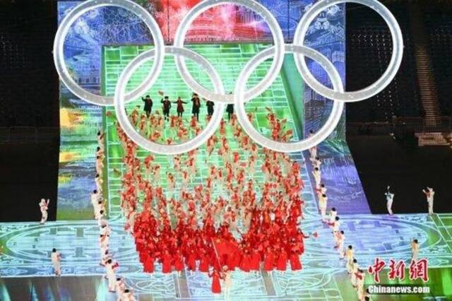资料图：2022年2月4日晚，北京冬奥会开幕式在北京国家体育场举行，中国代表团入场。中新社记者毛建军摄