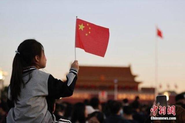 资料图：2023年10月1日清晨，隆重的升国旗仪式在北京天安门广场举行，30.2万市民游客齐聚天安门广场，庆祝新中国74周年华诞。中新社记者盛佳鹏摄