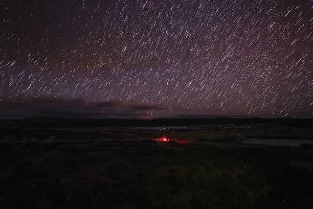 这是4月21日晚拍摄的星空下的高海拔宇宙线观测站“拉索”（LHAASO）（合成照片）。新华社记者金立旺摄