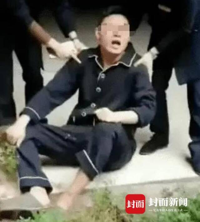 事发后，孩子的父亲张波曾瘫坐在地上，表现出“哭得死去活来”的样子。资料图