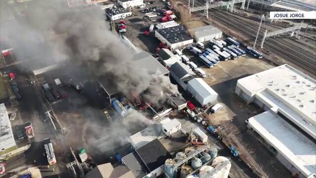 美国康涅狄格州一运载化学品的卡车发生爆炸 造成3人受伤