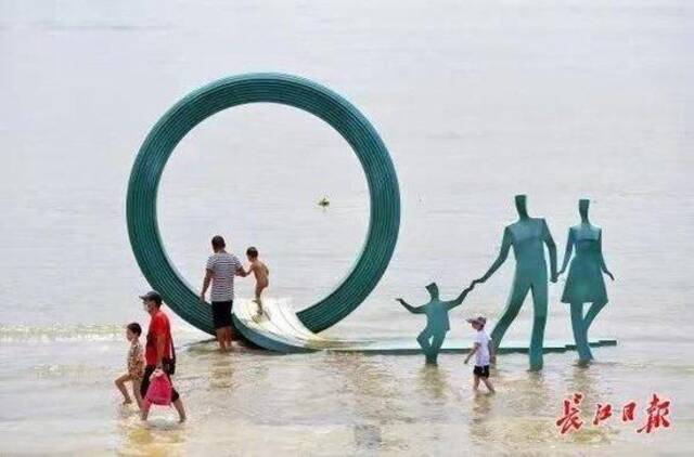2020年6月，武汉汉口江滩旁的“一家三口”雕像。记者喻志勇摄