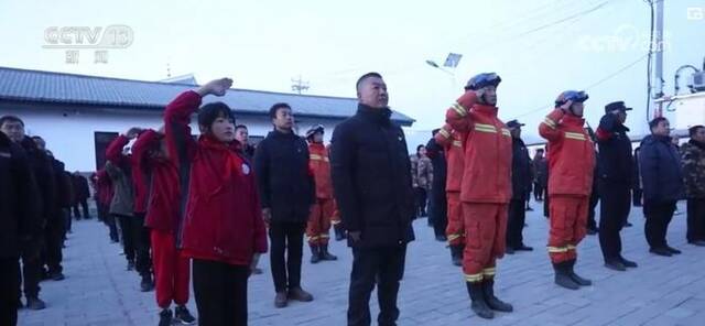 地震灾区升起新年第一面国旗 给予前进力量 建设美好新家园