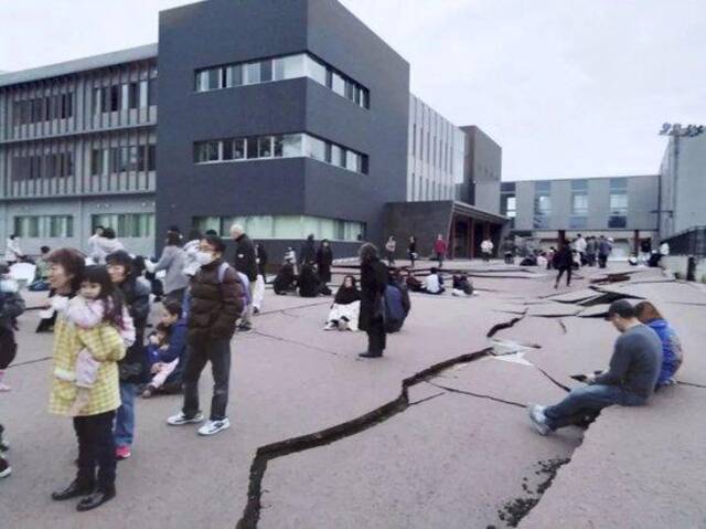 1月1日，日本石川县因地震路面开裂。（路透社）