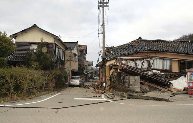 当地时间2024年1月1日，日本石川县轮岛市，地震过后建筑物倒塌。图自视觉中国