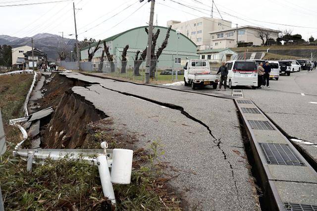 当地时间2024年1月1日，日本石川县轮岛市，当地居民在地震发生后撤离到户外空地。图自视觉中国