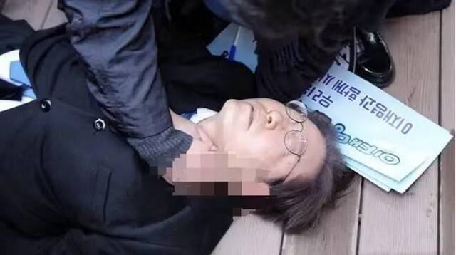 韩媒称，李在明1月2日遇袭后“流血倒地”。韩媒报道配图