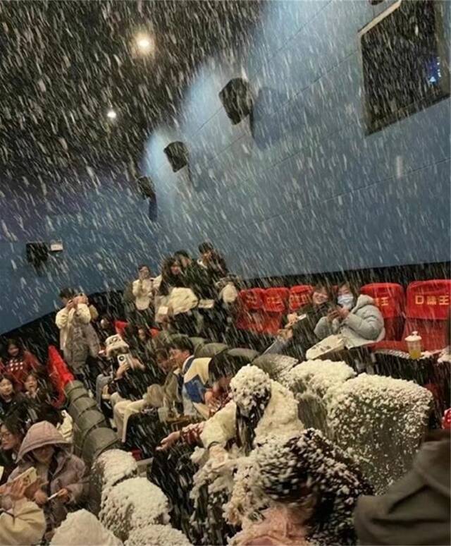 网传部分影院尴尬的下雪场