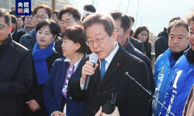 韩国最大在野党党首李在明遇袭：颈部受伤流血 嫌疑人已在现场被控制