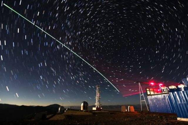 ▲2016年12月9日，“墨子号”量子科学实验卫星与阿里量子隐形传态实验平台建立天地链路（合成照片）。（新华社）