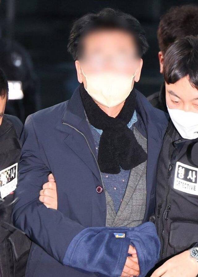 袭击李在明男子公开露面：戴口罩手被遮住 遭记者围堵一言不发