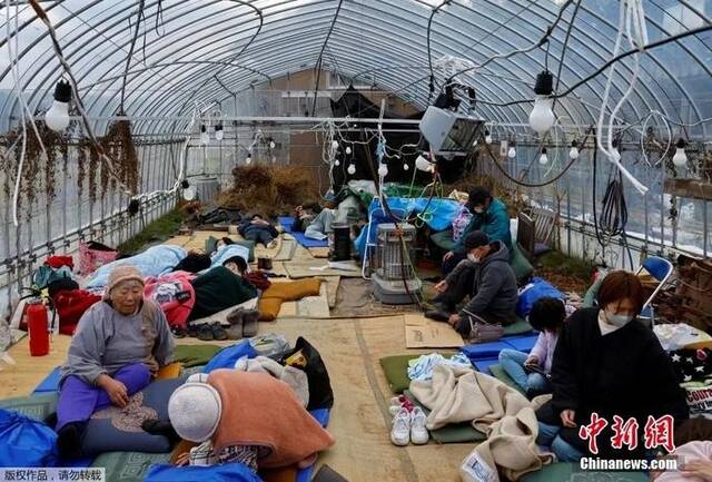 当地时间1月2日，日本石川县轮岛市，地震发生后，民众在改建为疏散中心的温室帐篷内休息。