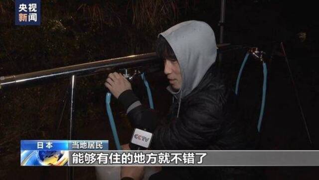 日本石川县供水系统因地震受损 震区灾民雨夜排队领水