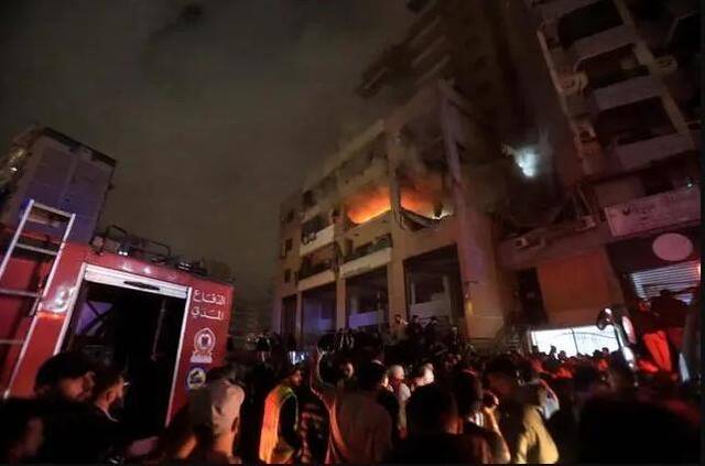 ▲1月2日，人们聚集在黎巴嫩贝鲁特南郊的以色列无人机袭击现场图据新华社