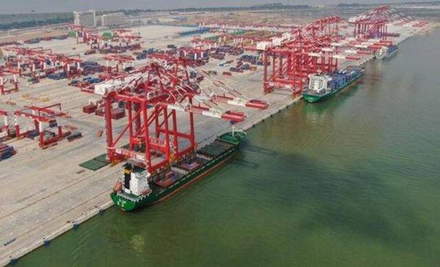 这是2022年7月28日拍摄的广州港南沙港区四期全自动化码头（无人机照片）。新华社记者邓华摄